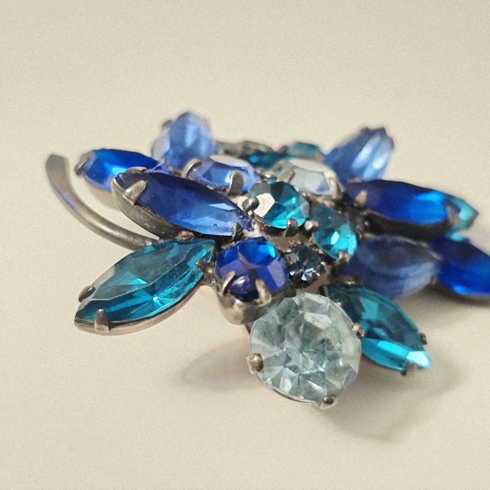 vintage Albert Weiss deep blue green cluster rhinestone Leaf Grape brooch